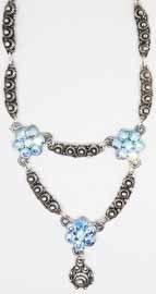Zeeuwse knopjes collier met lichtblauw swarovski kristal