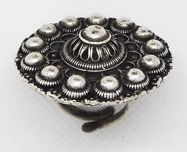 Zeeuwse knop ring bloemvorm, tamelijk groot, verzilverd