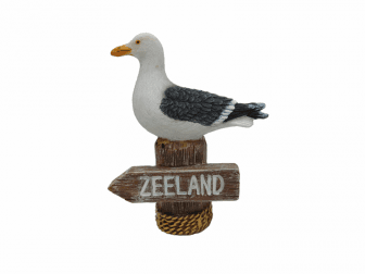 Meeuw op paalhoofd met bordje ZEELAND