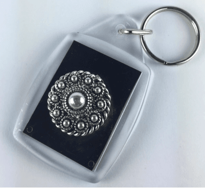 Sleutelhanger  Zeeuwse knop / zwarte achtergrond