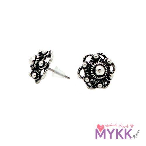 RVS oorsteker met metalen Zeeuwse knop.