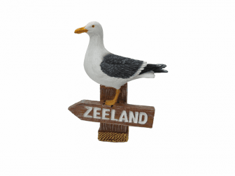 Meeuw op paalhoofd met bordje ZEELAND groot