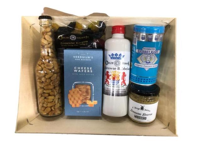 Streekmand groot met bierfles pinda